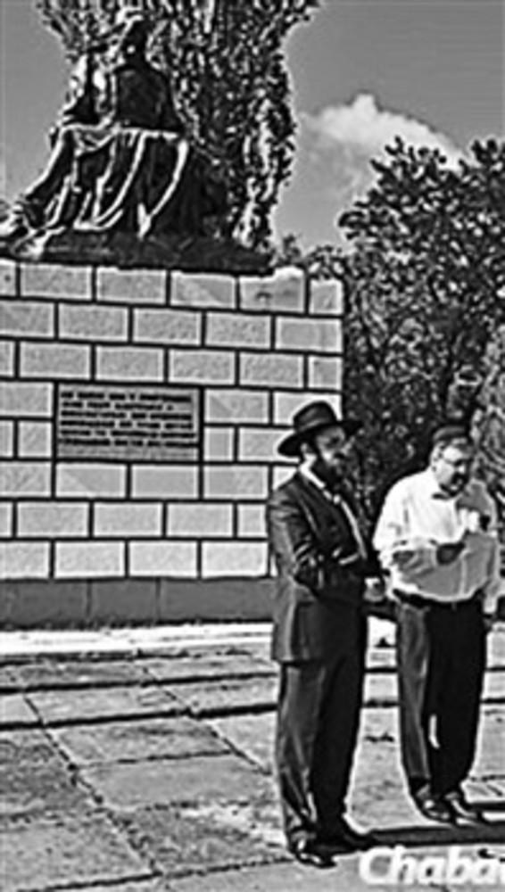 Rabbi Shalom Gopin, left, head of the Jewish community of Lugansk
